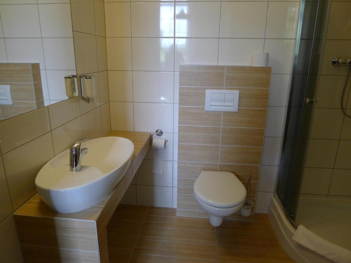 Dom Mlynarza Hotel Zukczyn ภายนอก รูปภาพ